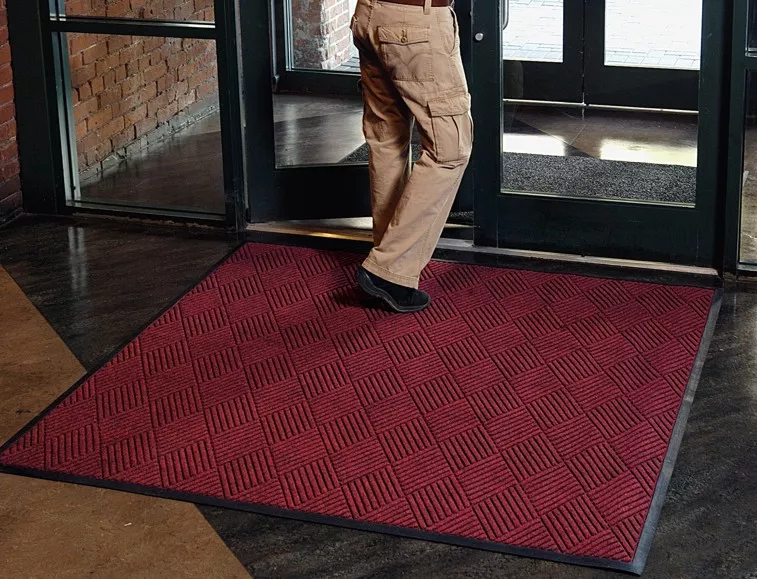 https://amarcoproducts.com/_img/1024x1024/_media/products/grand-entry-water-dam-entrance-mat/images/gallery/grand-entry-water-dam-diamond-mat-install-2.jpg?upscaling=0
